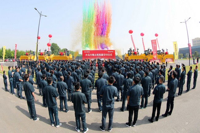 5月17日，山推向中煤平朔集团一次性交付六台中国最大马力推土机。